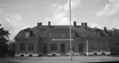 En folkskola av tegel, med flaggstång utanför.
Lekaryds skola.