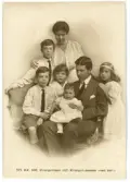 Porträtt på H H kronprins Gustaf Adolf (Sedemera Gustaf VI Adolf) och kronprinsessan Margareta med barnen Gustaf Adolf, Sigvard, Bertil, Ingrid och Carl-Johan.