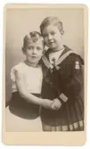 Porträtt på Gustaf VI Adolf och hans yngre bror prins Wilhelm.