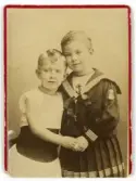 Porträtt på Gustaf VI Adolf och hans yngre bror prins Wilhem.