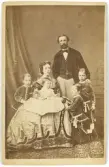 Porträtt på Oscar II och hustru Sofia med barnen, Gustav(V), Oscar, Carl, Eugen.