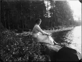 Kvinna vid sjö