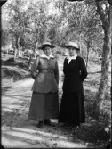 Två kvinnor