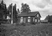 Ett litet bostadshus med uthus.