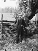 Man vid gärdesgård