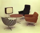 Snurrfåtöljer runt bord