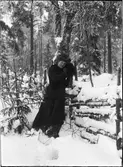 Kvinna i vinterlandskap