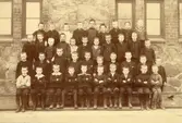 Viktoriaskolan uppfördes under åren 1875-1877 av byggmästare Abraham Pehrsson och arkitekt var Viktor Adler.
Hans Hallén med skolklass.
Viktoriahuset Linnégatan 21