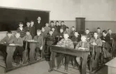 Oscar Fredriksskolan uppfördes under åren 1896-1897 av byggmästare J. Dähn och arkitekt var Adrian Peterson.
Lärare Sven Carlson med sin fjärdeklass.
Oscar Fredriks kyrkogata 5