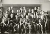 Oscar Fredriksskolan uppfördes under åren 1896-1897 av byggmästare J. Dähn och arkitekt var Adrian Peterson.
Lärare Sven Carlson med sin femteklass.
Oscar Fredriks kyrkogata 5