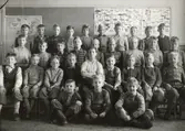 Oscar Fredriksskolan uppfördes under åren 1896-1897 av byggmästare J. Dähn och arkitekt var Adrian Peterson.
Lärare Sven Carlson med sin tredjeklass.
Oscar Fredriks kyrkogata 5