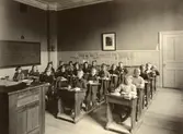 Skolhuset i Annedal (Annedalsskolan) uppfördes under åren 1881-1883 av byggmästare L. Forsberg och arkitekt var Carl Fahlström.
Göteborgs småskoleseminariums övningsskola andra klass.
Spekebergsgatan 3