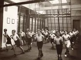 Skolhuset vid Skolgatan 22 (Östra Hagaskolan) uppfördes år 1817 av byggmästare A. Krüger och arkitekt var F. W. Ullrich.
Gymnastiklektion.