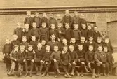 Fjällskolan uppfördes under 1888-1889 av byggmästare L. Forsberg och arkitekt var Hans Hedlund.
Hans Hallén med skolklass.
Fjällgatan 40