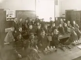 Fjällskolan uppfördes under 1888-1889 av byggmästare L. Forsberg och arkitekt var Hans Hedlund.
Läraren Axel Rosén med skolklass.
Fjällgatan 40