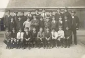 Fjällskolan uppfördes under 1888-1889 av byggmästare L. Forsberg och arkitekt var Hans Hedlund.
Läraren Axel Rosén med skolklass.
Fjällgatan 40