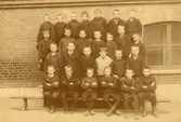 Fjällskolan uppfördes under 1888-1889 av byggmästare L. Forsberg och arkitekt var Hans Hedlund.
Läraren Axel Roséns tredjeklass.
Fjällgatan 40