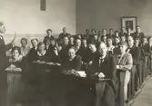 Oscar Fredriksskolan uppfördes under åren 1896-1897 av byggmästare J. Dähn och arkitekt var Adrian Peterson.
Oscar Fredriksskolans lärarkår 1922-1925.
Oscar Fredriks kyrkogata 5