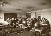Oscar Fredriksskolan uppfördes under åren 1896-1897 av byggmästare J. Dähn och arkitekt var Adrian Peterson.
Oscar Fredriksskolans bibliotek inrymt i en lokal för handarbetsundervisning.
Oscar Fredriks kyrkogata 5