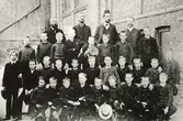 Skolhuset på Kvarnberget (Kvarnbergsskolan) uppfördes under åren 1875-1877 av byggmästare F. O. Peterson och arkitekt var Viktor Adler.
Fjärde klass.
Kvarnbergsgatan 1 på Kvarnberget.