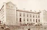Skolhuset på Kvarnberget (Kvarnbergsskolan) uppfördes under åren 1875-1877 av byggmästare F. O. Peterson och arkitekt var Viktor Adler.