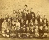Gamla skolhuset på Otterhällan (Otterhälleskolan) uppfördes år 1863 av byggmästare A. Krüger som också var arkitekt.
Skolklass ca 1880. 
Otterhällegatan 16