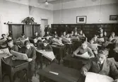 Odinsskolan uppfördes under åren 1917–1918 av firman Törnblom & Junger och arkitekt var Gustav Adolf Falk.
Tidningen studeras i biblioteket på Odinsskolan.
Odinsgatan 17