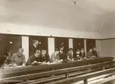 Odinsskolan uppfördes under åren 1917–1918 av firman Törnblom & Junger och arkitekt var Gustav Adolf Falk.
Tekniska linjen. Lärjungeförsök i fysik.
Odinsgatan 17
