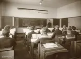 Odinsskolan uppfördes under åren 1917–1918 av firman Törnblom & Junger och arkitekt var Gustav Adolf Falk.
Bokföringen i tekniska högre folkskolan.
Odinsgatan 17