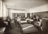 Odinsskolan uppfördes under åren 1917–1918 av firman Törnblom & Junger och arkitekt var Gustav Adolf Falk.
Ritning i högre folkskolans tekniska linje.
Odinsgatan 17