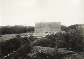 Rambergsskolan uppfördes åren under åren 1915-1916 av firman F. 0. Peterson & Söner och arkitekter var Arvid Bjerke och Ragnar Ossian Swensson.
Rambergsskolan med skolbarnsträdgård.
Övre Hallegatan 1