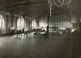 Rambergsskolan uppfördes åren under åren 1915-1916 av firman F. 0. Peterson & Söner och arkitekter var Arvid Bjerke och Ragnar Ossian Swensson.
Lärare Sten Jonsson har gymnastiklektion. 
Övre Hallegatan 1