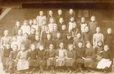 Landalaskolan uppfördes under åren 1890-1891 av byggmästare J. Dähn och arkitekt var Adrian Peterson.
Skolklass på 1890-talet.
Molinsgatan 23
