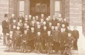 Landalaskolan uppfördes under åren 1890-1891 av byggmästare J. Dähn och arkitekt var Adrian Peterson.
Lärare Erik Nyberg med skolklass 1891-1892.
Molinsgatan 23