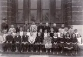 Landalaskolan uppfördes under åren 1890-1891 av byggmästare J. Dähn och arkitekt var Adrian Peterson.
Lärarinnan Mathilda Larsson med skolklass.
Molinsgatan 23.