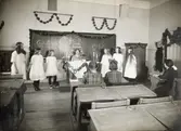 Landalaskolan uppfördes under åren 1890-1891 av byggmästare J. Dähn och arkitekt var Adrian Peterson.
Lärarinna Elin Erlanson Luciafest. 
Molinsgatan 23