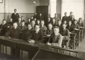 Lindholmsskolan invigdes år 1913, uppfört av firman Hollander & Vesterberg och arkitekt var Arvid Bjerke.
Lärare Viktor Fredriksson med sin femteklass.
Verkmästaregatan 7