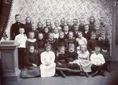 Redbergsskolan uppfördes år 1881 av byggmästare var J. Dähn och arkitekt var A. Nilsson.
Lärarinnan Olivia Andersson med skolklass.
Örngatan 6