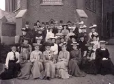 Lundbyskolan (Lundby kyrkskola).
Lärarna i Lundby, fotot taget vid kyrkan ca 1914.
Lundby gamla kyrka