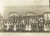 Kvibergsskolan uppfördes under åren 1890-1891 av byggmästare Janne Johansson och arkitekt var Adrian Peterson.
Skolklass.