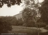 Kvibergsskolan uppfördes under åren 1890-1891 av byggmästare Janne Johansson och arkitekt var Adrian Peterson.
Skolbarnsträdgården.