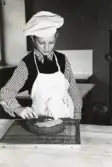 Kungsladugårdsskolan uppfördes under åren 1930-1932 och arkitekt var Ragnar Ossian Swensson.
Pojke i skolkök.