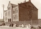 Skolhuset i Brämaregården uppfördes åren 1901-1902 av firman A. Krüger & Son och arkitekt var C. F. Ebeling.
Skolhuset i Brämaregården fick senare namnet Kvillebäcksskolan.