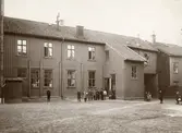 Skolhuset vid Skolgatan 22 (Östra Hagaskolan) uppfördes år 1817 av byggmästare A. Krüger och arkitekt var F. W. Ullrich.