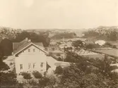 Räddningsinstitutet å Vrångsholmen.
År 1908 inköptes Vrångsholmen i Tanums socken och efter att en byggnad uppförts togs egendomen i bruk sommaren 1910, varvid 22 pojkar förflyttades och verksamheten på Hisingen avvecklades. Namnet blev 