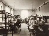 Streteredshemmet (Skolhemmet i Stretered) i Kållered, Mölndal, var en omfattande institution för barn och unga med intellektuell funktionsnedsättning, verksam från 1894 fram till 1990-talet.
Stretered, vid vävstolarna.