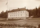 Streteredshemmet (Skolhemmet i Stretered) i Kållered, Mölndal, var en omfattande institution för barn och unga med intellektuell funktionsnedsättning, verksam från 1894 fram till 1990-talet.
Skolhemmet Stretered. Arbetshemmet för flickor.