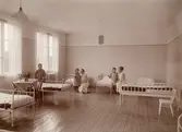 Streteredshemmet (Skolhemmet i Stretered) i Kållered, Mölndal, var en omfattande institution för barn och unga med intellektuell funktionsnedsättning, verksam från 1894 fram till 1990-talet.
Skolhemmet Stretered. Sovsal för de små barnen.