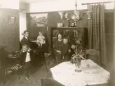 Nordhemsskolan uppfördes åren 1914-1915 av firman A. Krüger & Son och arkitekter var Arvid Bjerke och R. 0. Svensson.
Vaktmästare Hagman med familj i sin bostad i Nordhemsskolan.