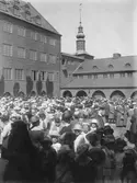Skolavslutning Nordhemsskolan som uppfördes åren 1914-1915 av firman A. Krüger & Son och arkitekter var Arvid Bjerke och R. 0. Svensson.